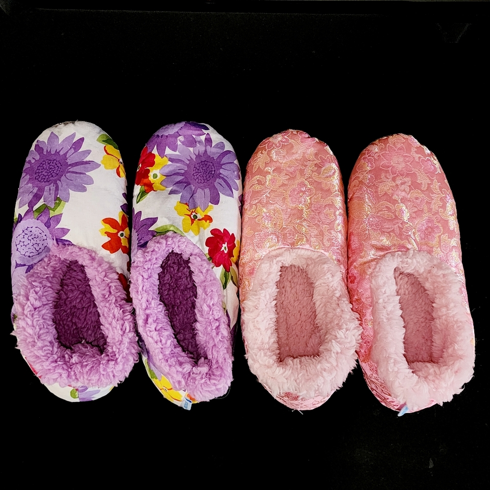 2 pairs Women’s Snoozies! Slippers Foot Coverings Fuzzy Sherpa House Shoes